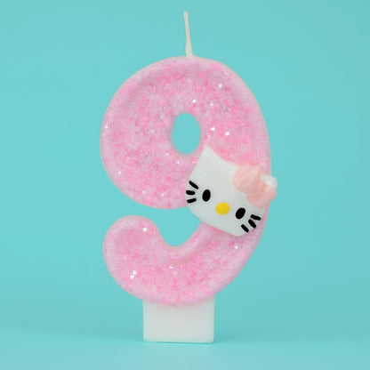 Bougie Anniversaire So Cute, de couleur rose à paillette, le chiffre est le 9 et sur fond turquoise.