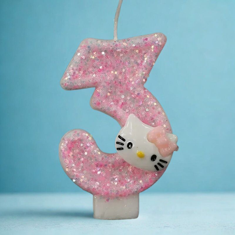 Bougie Anniversaire So Cute, de couleur rose à paillette, le chiffre est le 3 et sur fond bleu.