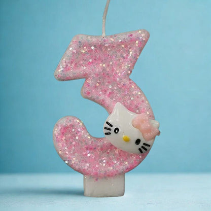 Bougie Anniversaire So Cute, de couleur rose à paillette, le chiffre est le 3 et sur fond bleu.