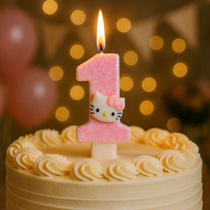 Bougie Anniversaire So Cute, la bougie est allumée, de couleur rose, le chiffre est le 1 et posée sur un gâteau d’anniversaire.