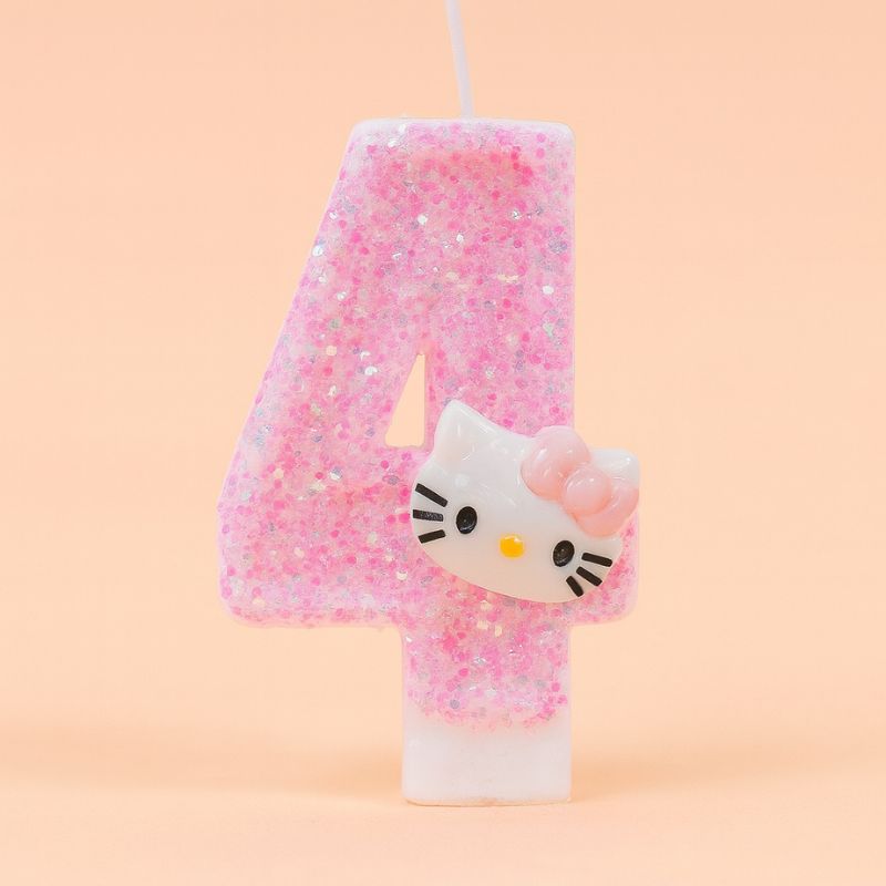 Bougie Anniversaire So Cute, de couleur rose à paillette, le chiffre est le 4 et sur fond beige.