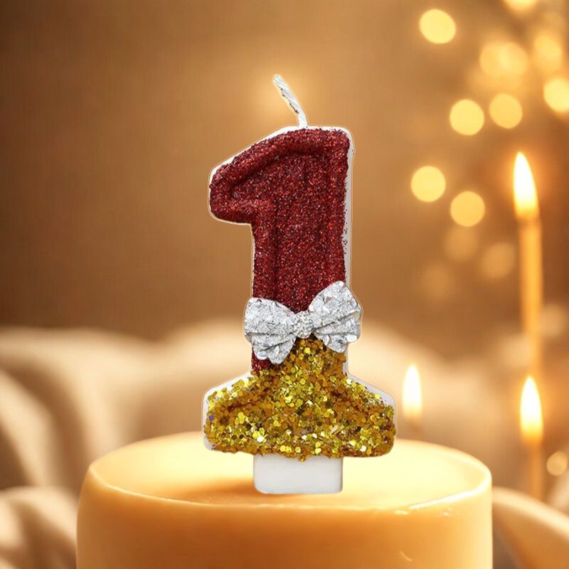 Bougie Anniversaire Style Glamour, disposée sur un gâteau d'anniversaire, le chiffre de la bougie est le 1, de couleur rouge et dorée.