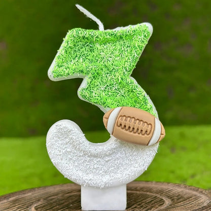 Bougie Anniversaire Thème Rugby, de couleur blanche et verte, le chiffre de la bougie est le 3 et sur fond vert.