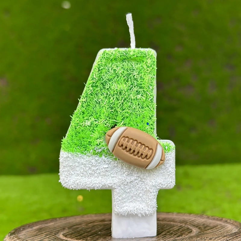 Bougie Anniversaire Thème Rugby, de couleur blanche et verte, le chiffre de la bougie est le 4 et sur fond vert.