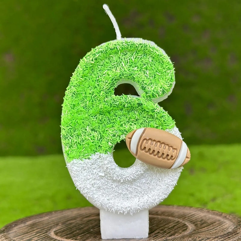 Bougie Anniversaire Thème Rugby, de couleur blanche et verte, le chiffre de la bougie est le 6 et sur fond vert.