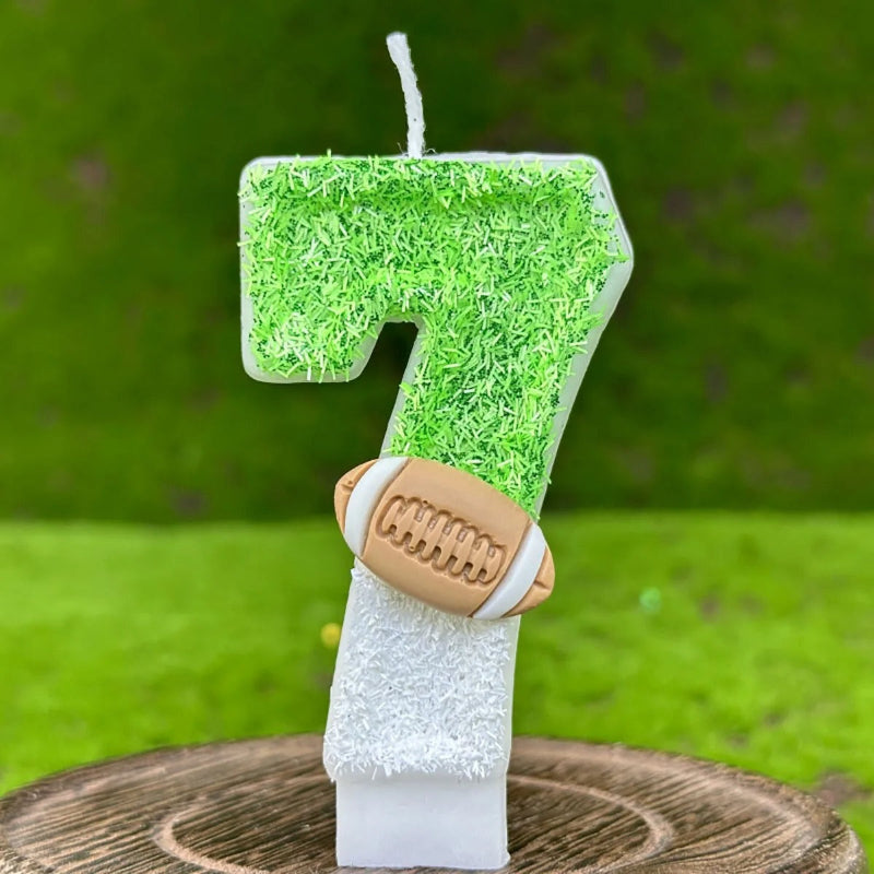 Bougie Anniversaire Thème Rugby, de couleur blanche et verte, le chiffre de la bougie est le 7 et sur fond vert.