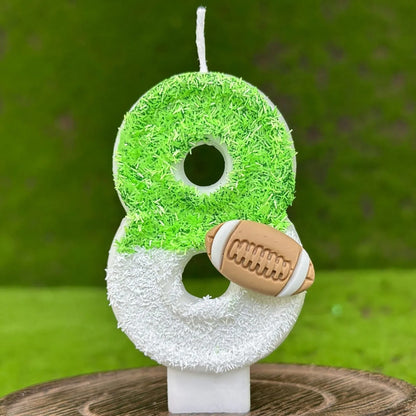 Bougie Anniversaire Thème Rugby, de couleur blanche et verte, le chiffre de la bougie est le 8 et sur fond vert.