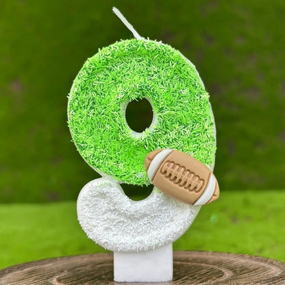 Bougie Anniversaire Thème Rugby, de couleur blanche et verte, le chiffre de la bougie est le 9 et sur fond vert.