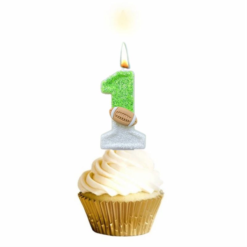 Bougie Anniversaire Thème Rugby, de couleur blanche et verte, le chiffre de la bougie est le 1, posé sur un cupcake et sur fond blanc.