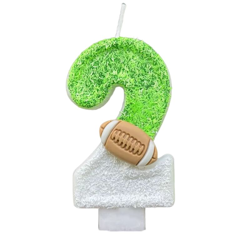 Bougie Anniversaire Thème Rugby, de couleur blanche et verte, le chiffre de la bougie est le 2 et sur fond blanc.