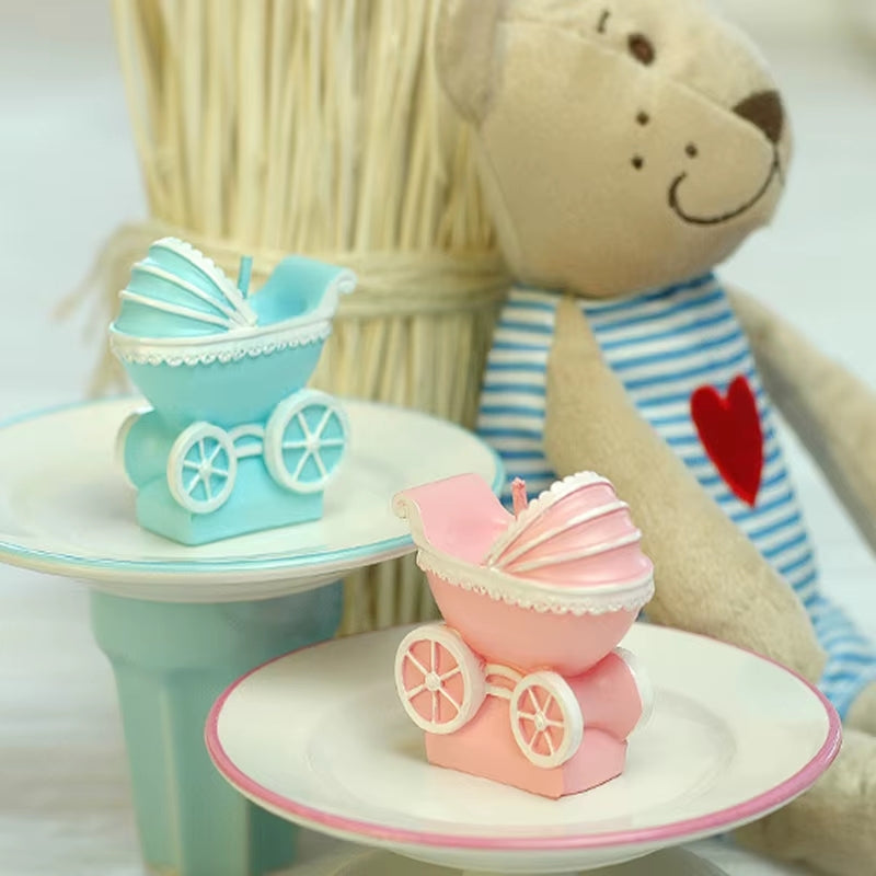 Bougie Baby Shower Landau en Lot, disposée dans des assiettes avec une ambiance enfantine.