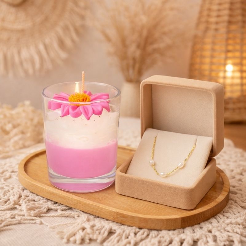 Bougie Bijou Douce Attention, disposée sur un plateau en bois avec un bijou dans un ecrin. Ambiance bohème.