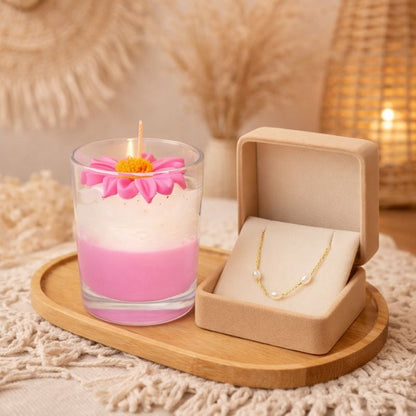 Bougie Bijou Douce Attention, disposée sur un plateau en bois avec un bijou dans un ecrin. Ambiance bohème.