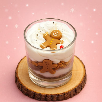 Bougie Bijou Magie Cachée, la bougie est disposée sur un plateau en bois brut et sur fond rose.