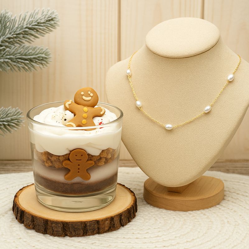 Bougie Bijou Magie Cachée, la bougie est disposée sur un rondin de bois et le collier est disposé sur un buste, dans une ambiance bohème.