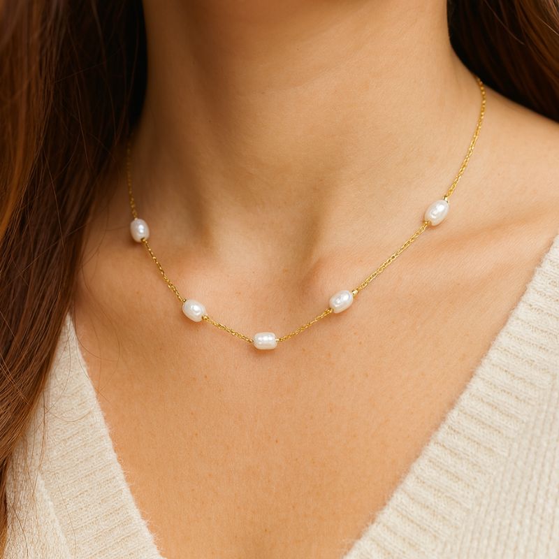 Bougie Bijou Magie Cachée, le collier est posé sur le cou d'une femme pour que le client puisse se projeter.