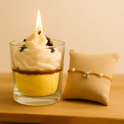 Bougie Bijou Surprise Précieuse, le bijou surprise qui se trouve dans la bougie est présenté à côté de celle-ci. Ambiance cosy.