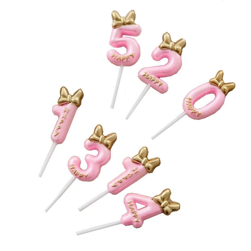 Bougie Chiffre Rose Girly et Chic, sur fond blanc.