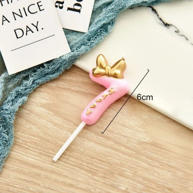 Bougie Chiffre Rose Girly et Chic, avec ses dimensions. Le chiffre de la bougie est le 7.
