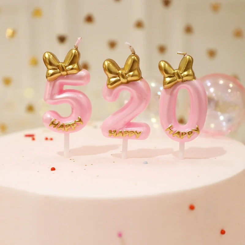 Bougie Chiffre Rose Girly et Chic, disposée sur un gâteau .