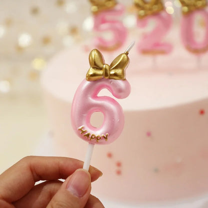 Bougie Chiffre Rose Girly et Chic, de couleur rose et le chiffre est le 6.
