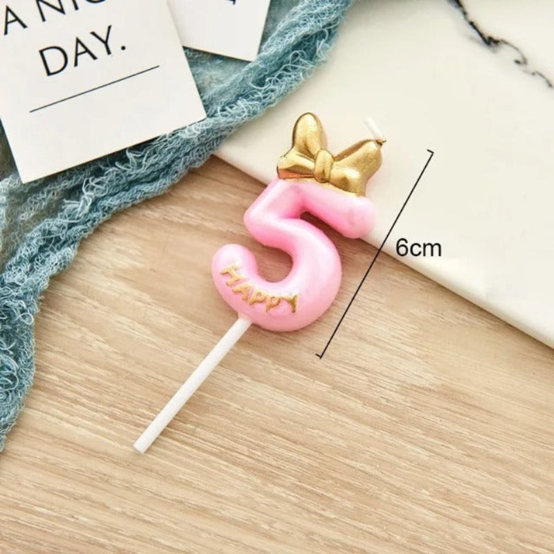 Bougie Chiffre Rose Girly et Chic, le chiffre  est le numéro 5.