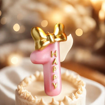 Bougie Chiffre Rose Girly et Chic, le chiffre est le numéro 1 disposé sur un gâteau.