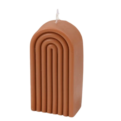 Bougie Décorative Arc Contemporain, de couleur marron et sur fond blanc.