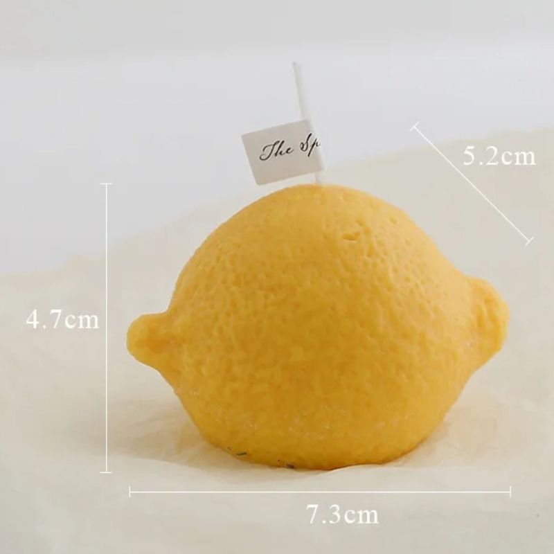 Bougie Décorative Fruit Citron Parfumée, de couleur jaune, avec ses dimensions et sur fond beige clair.