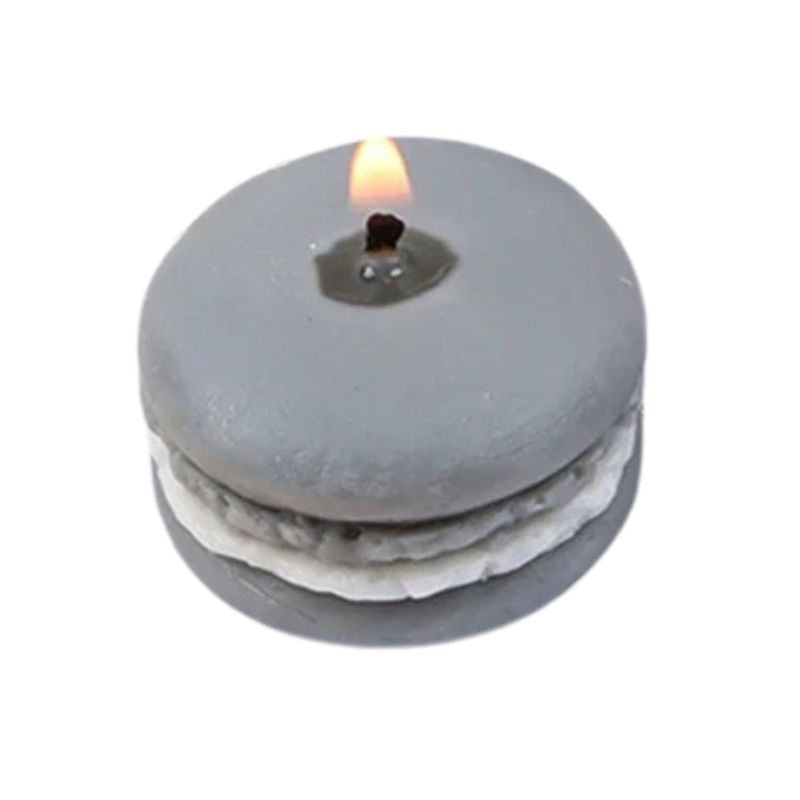 Bougie Décorative Gourmande Macaron, de couleur grise et sur fond blanc.