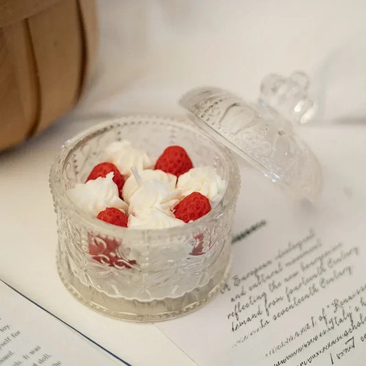 Bougie Décorative Gourmande Verrine Fraise, disposée sur une table.