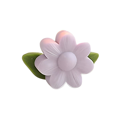 Bougie Décorative Pâquerette, de couleur violette et sur fond blanc.
