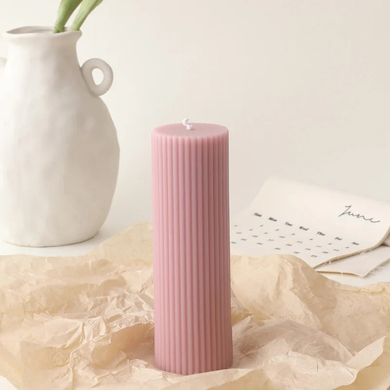 Bougie Décorative Pilier Contemporain et de couleur rose.