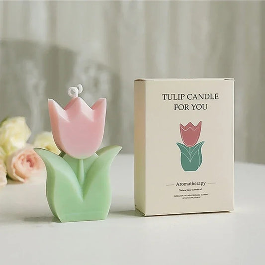 Bougie Décorative Tulipe Parfumée, posée sur une table et sa boîte de protection à côté. Fond beige clair.