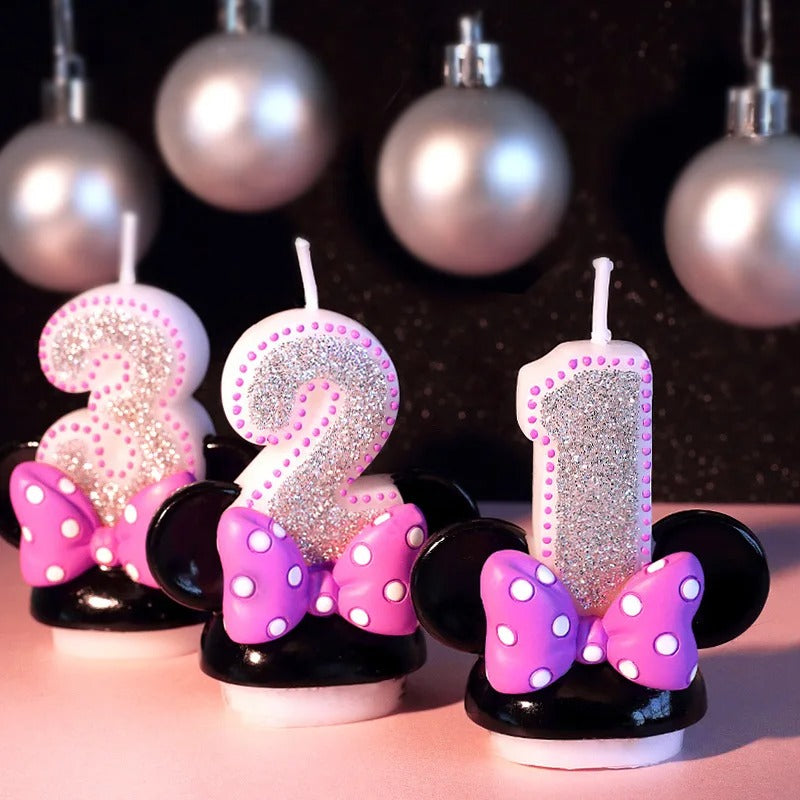 Bougie Enchantée pour Petite Star, disposée sur une table et avec un arrière-plan esprit de Noël.