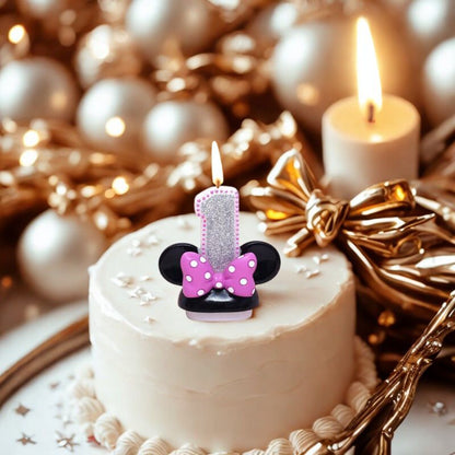 Bougie Enchantée pour Petite Star, sur un gâteau d'anniversaire. La bougie est allumée et le chiffre est 1. Ambiance festive. Fond blanc et doré.