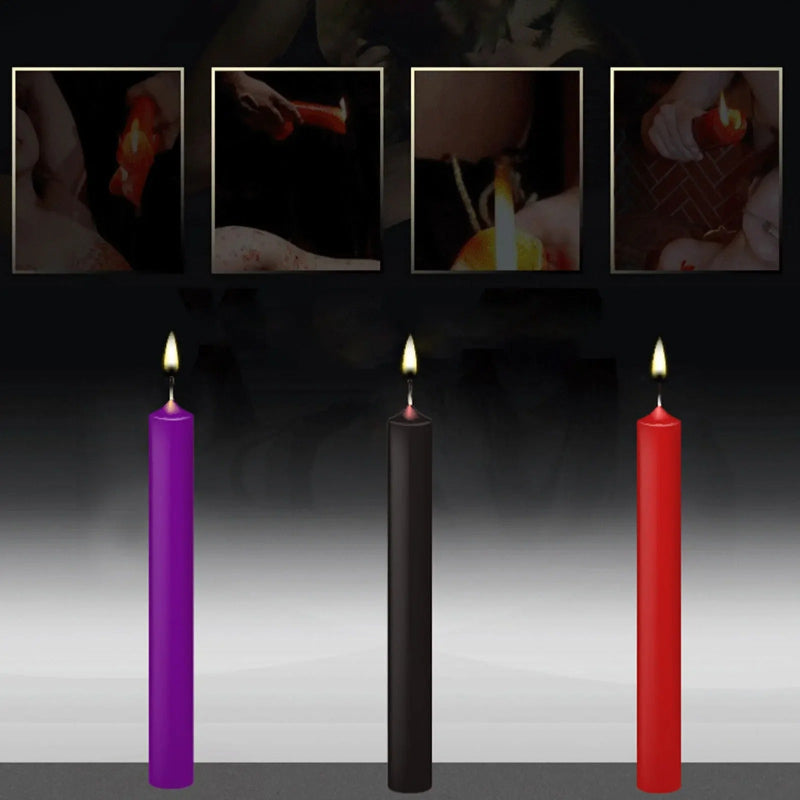 Bougie Érotique BDSM Jeu Coquin, disposée sur une table grise avec des cadres de bougies accroché au mur.