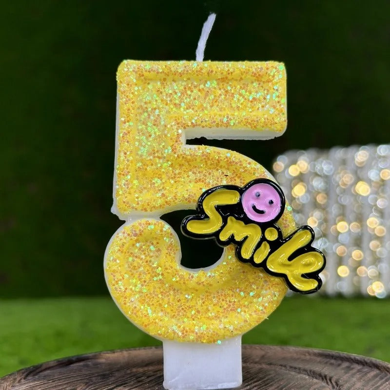 Bougie Fun Jaune Pétillante. Le chiffre st le numéro 5.
