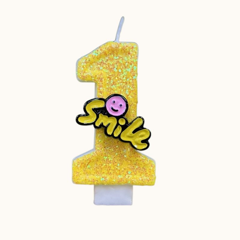 Bougie Fun Jaune Pétillante, sur fond beige clair. Chiffre 1.