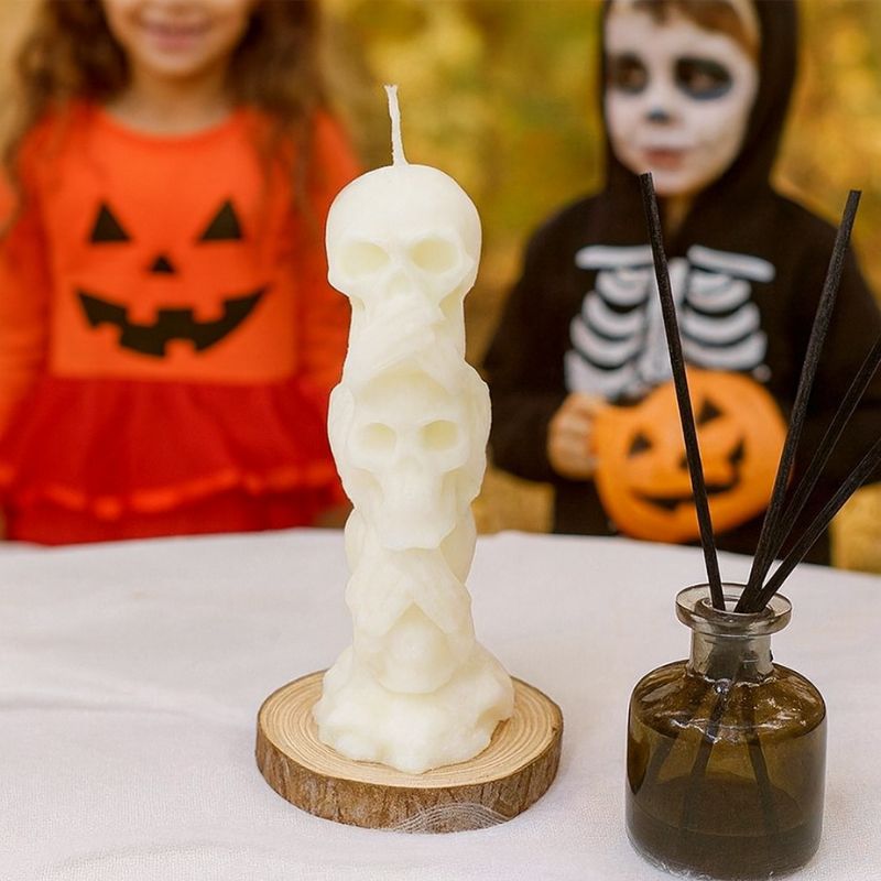 Bougie Halloween Décor Macabre, de couleur blanche, posée sur un rondin de bois et avec des enfants en arrière-plan. Ambiance d'Halloween.