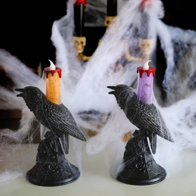 Bougie Halloween Esprit des Ténèbres, à Led avec des toiles d’araignées autour des corbeaux bougies.
