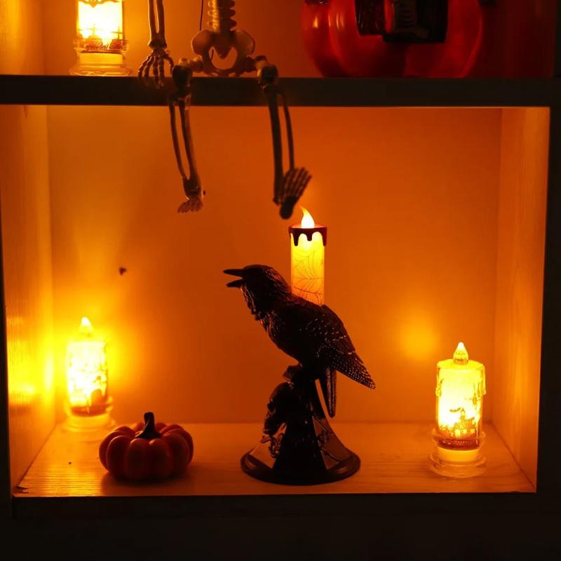 Bougie Halloween Esprit des Ténèbres, la bougie corbeau est posée sur une étagère avec des lumières autour et une citrouille.