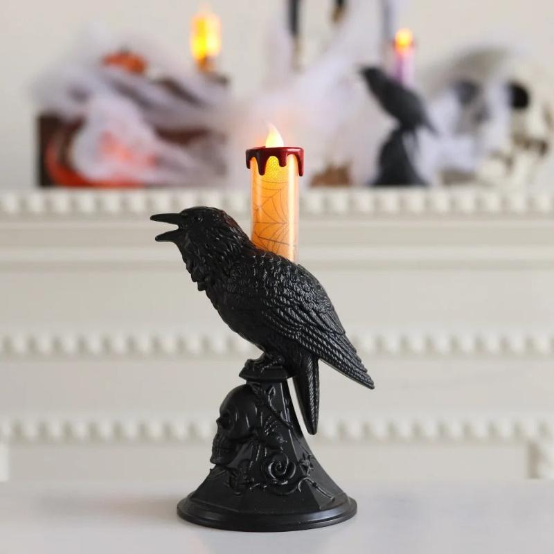 Bougie Halloween Esprit des Ténèbres, en forme de corbeau et disposée sur une table, ambiance d'Halloween.