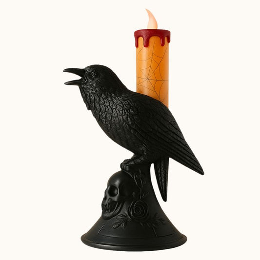 Bougie Halloween Esprit des Ténèbres, d'une forme de corbeau et couleur noire. Sur fond beige clair.