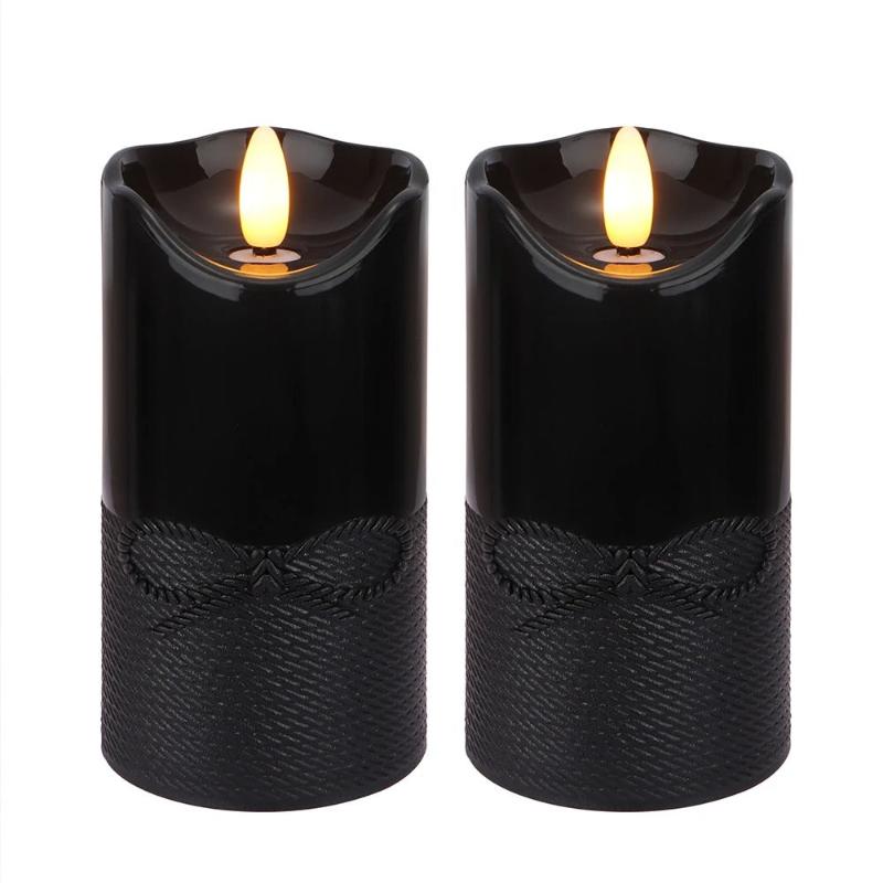 Bougie Halloween LED Pilier Noir Avec Petit Nœud, sur fond blanc.