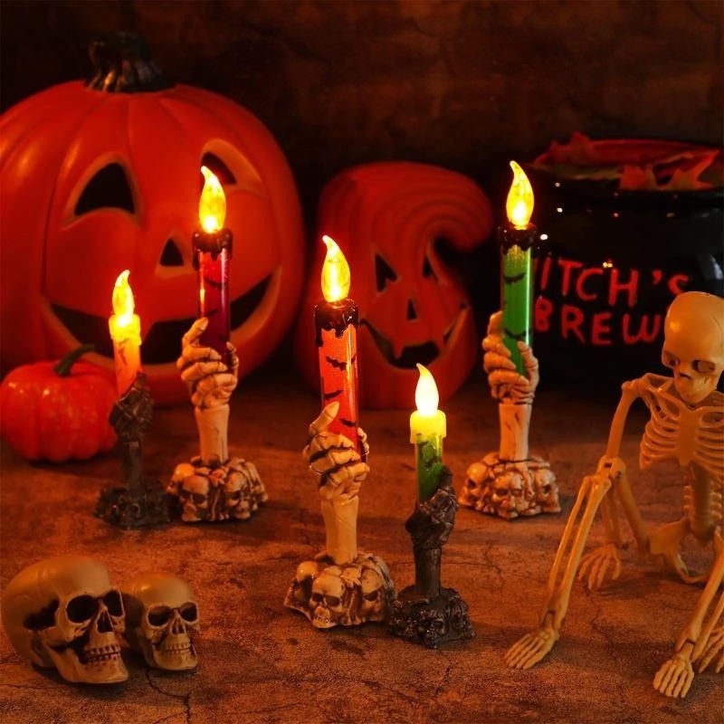 Bougie Halloween Lumière Hantée, les bougies Led sont disposée sur une table en bois, avec un squelette, des têtes de mort et des citrouilles.