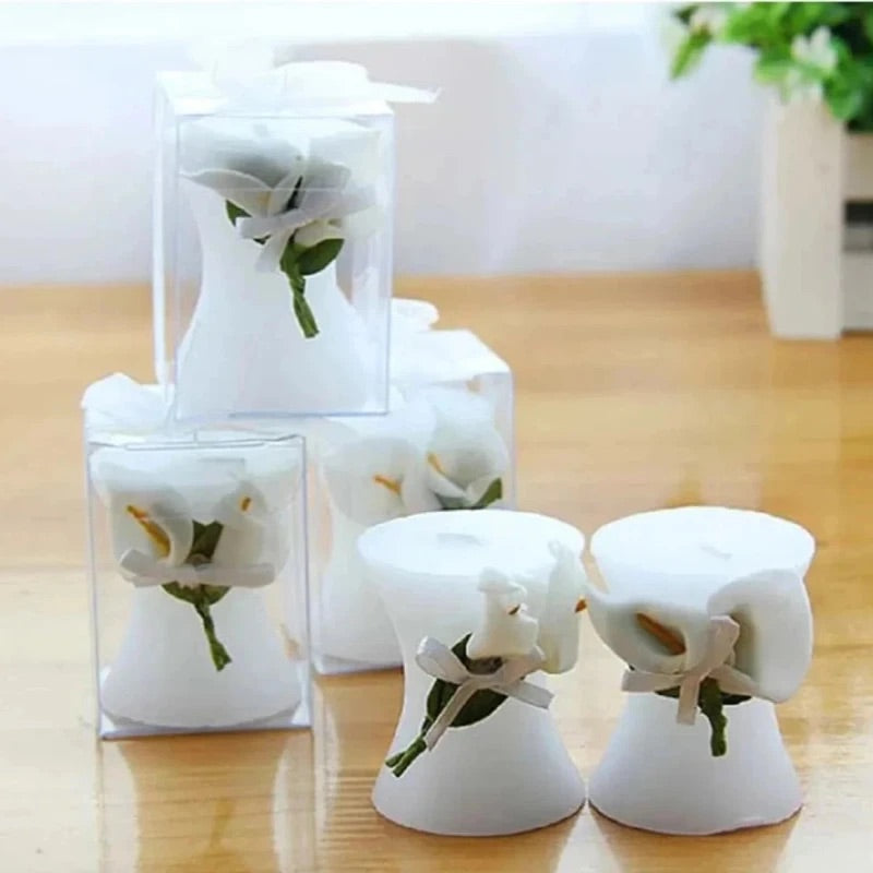 Bougie Mariage Parfumée Cylindrique Lys Blanc Lot, posée sur une table en bois.