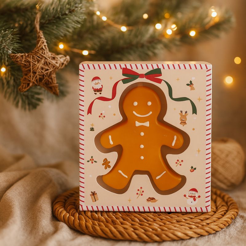 Bougie Noël Bonhomme Pain d’Épices, dans sa boite cadeau et dans une ambiance festive.