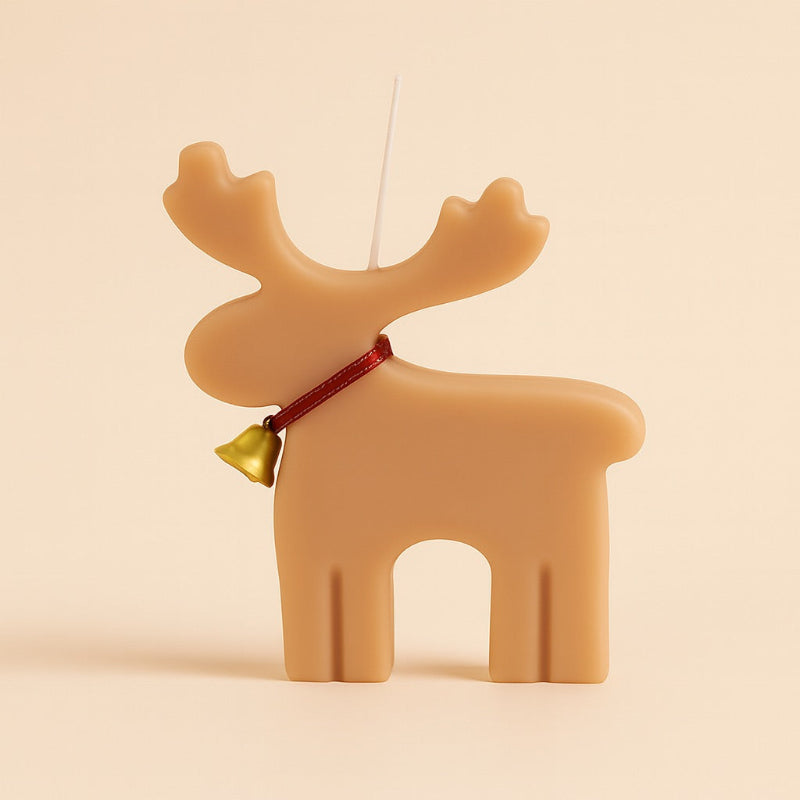 Bougie Noel Féérie du Renne Enchanté, de couleur beige clair avec un collier rouge et avec une clochette accrochée. Sur fond beige.