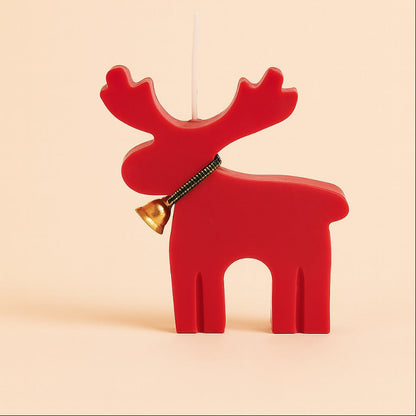 Bougie Noel Féérie du Renne Enchanté, de couleur rouge et avec sa clochette autour du cou. Sur fond beige.